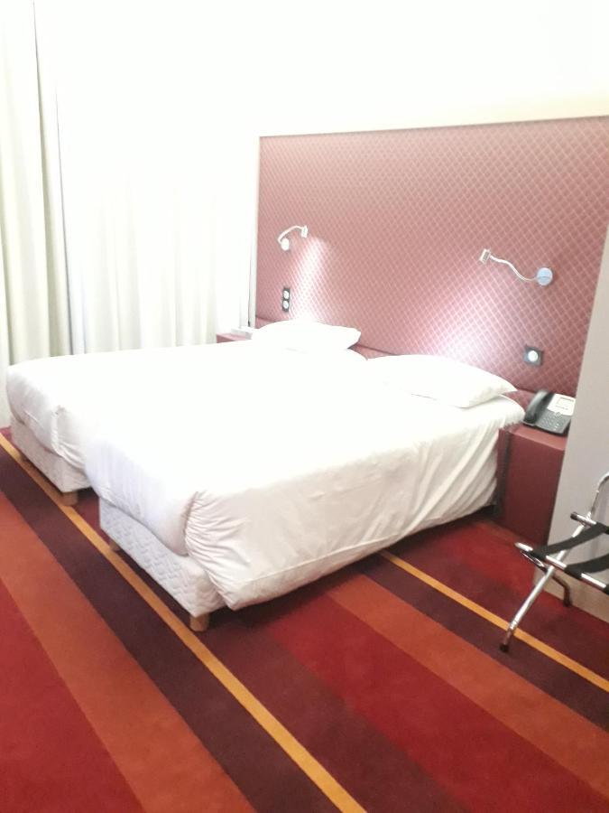 Hotel Le Chateaubriant Bagian luar foto