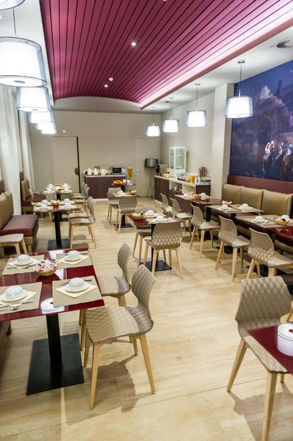 Hotel Le Chateaubriant Bagian luar foto